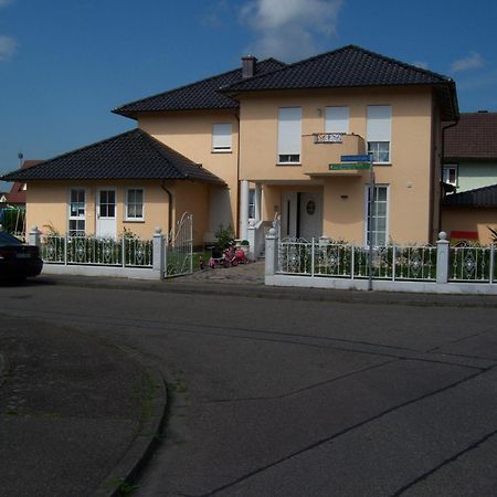 Gaestehaus Tante Tienchen 7 Minuten Zu Fuss Zum Europa Park , Plus Kostenloses Parkplatzticket Rulantica ,Alle Unsere Suiten Haben Einen Balkon Руст Экстерьер фото