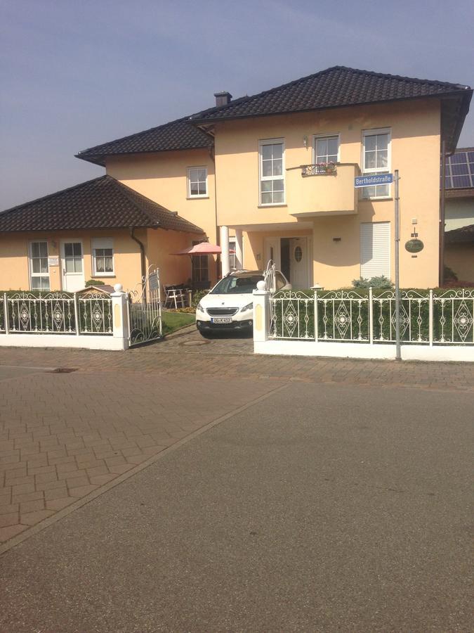 Gaestehaus Tante Tienchen 7 Minuten Zu Fuss Zum Europa Park , Plus Kostenloses Parkplatzticket Rulantica ,Alle Unsere Suiten Haben Einen Balkon Руст Экстерьер фото